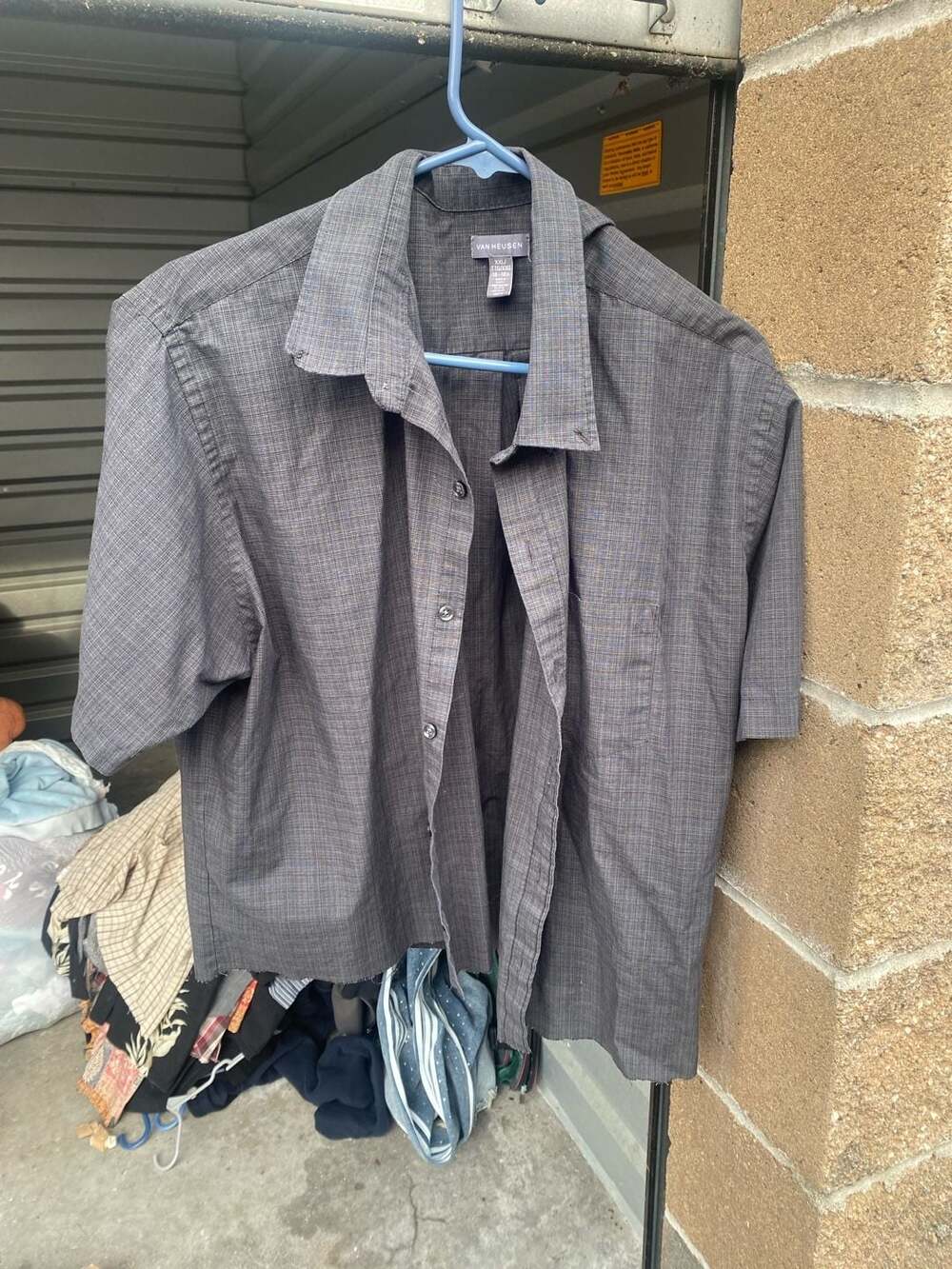 Van Heusen Short Sleeve Button Down Shirt Gray Plaid XXL 18-18.5
Cropped fit